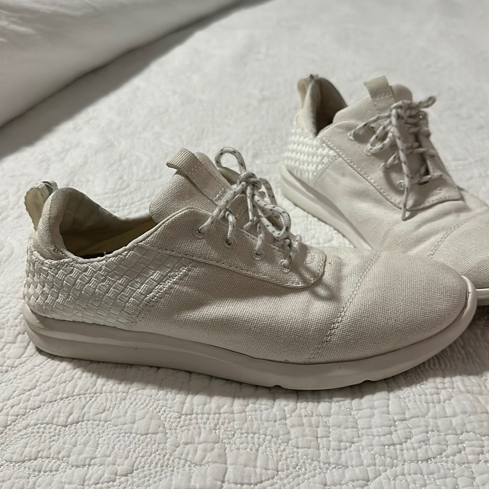 Like new white Tom’s tennis shoes
